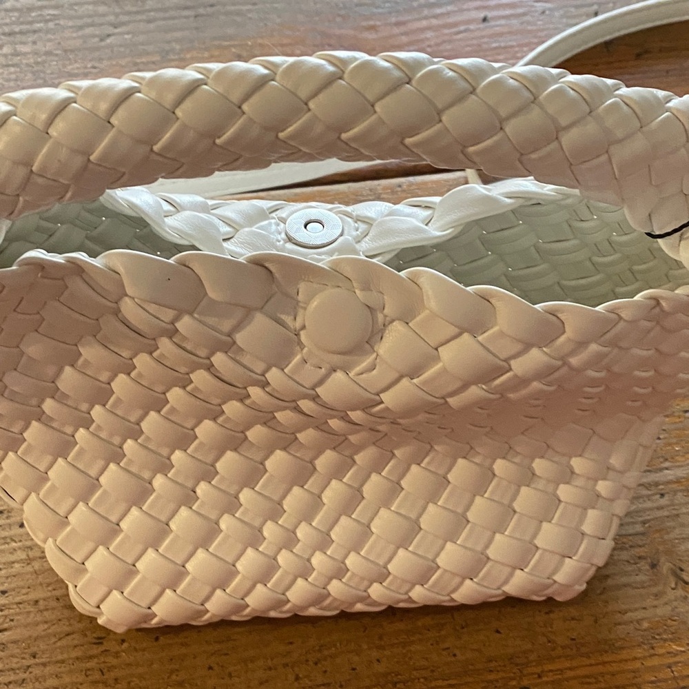 Elegant White Woven Women's Bag - Picture 2 of 5